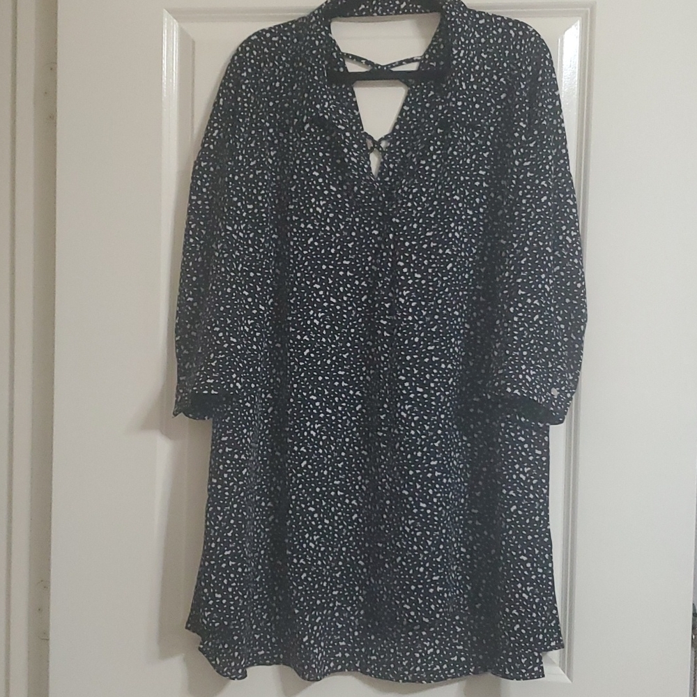 NWT. Avenue Blair Top. Size 18/20. Color Abstract Ditsy